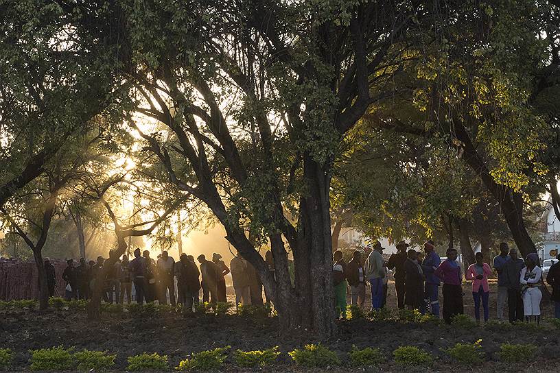 Квекве, Зимбабве. Местные жители на одном из избирательных участков города 