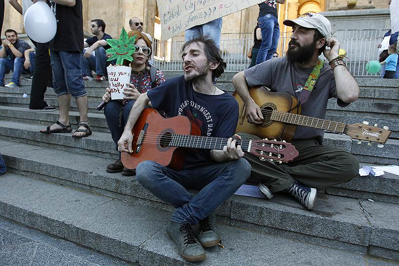 Граждане Грузии играют на гитаре и поют во время митинга в поддержку легализации марихуаны в Тбилиси в 2013 году