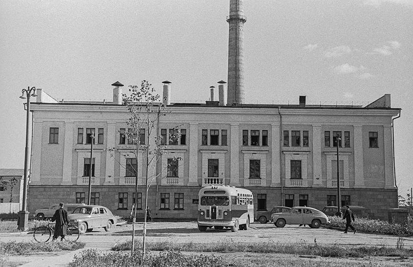 30 июня 1954 года в Обнинске завершилось строительство первой атомной электростанции в мире. Основной рабочей силой на объекте были заключенные, осужденные по «легким» статьям. Им пришлось практически вручную вырыть котлован Обнинской АЭС