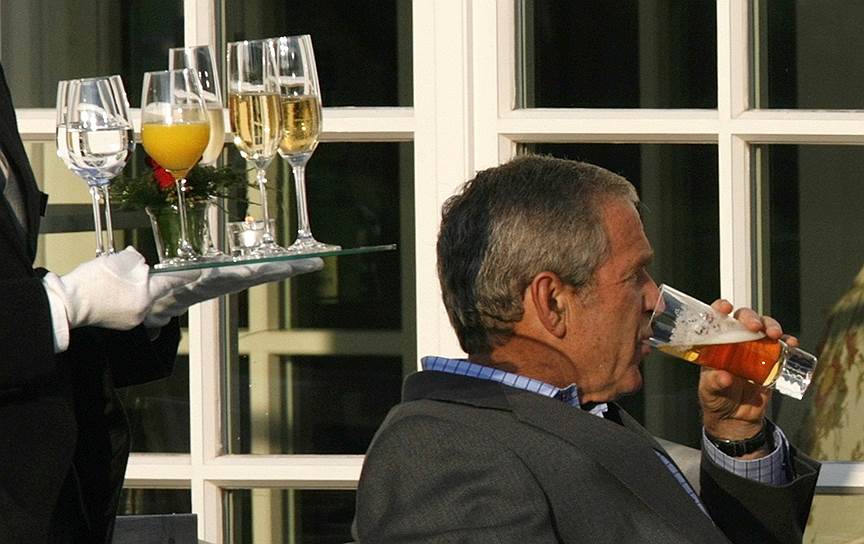Президент США Джордж Буш-младший после официального ужина в Хайлигендамме на севере Германии, июнь 2007 года