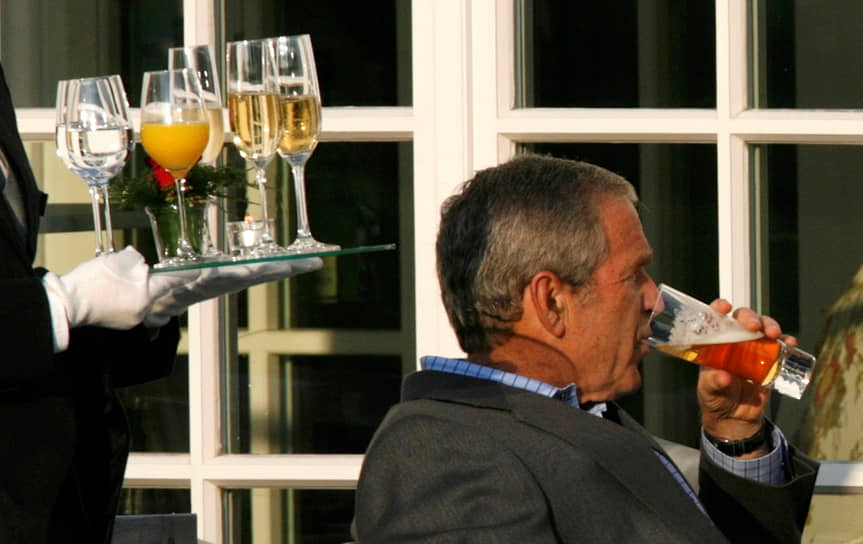 Президент США Джордж Буш-младший после официального ужина в Хайлигендамме на севере Германии, июнь 2007 года