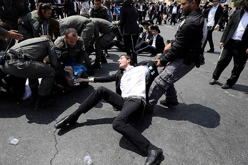 Иерусалим, Израиль. Потасовка полиции и ультраортодоксальных евреев на акции протеста после задержания члена общины