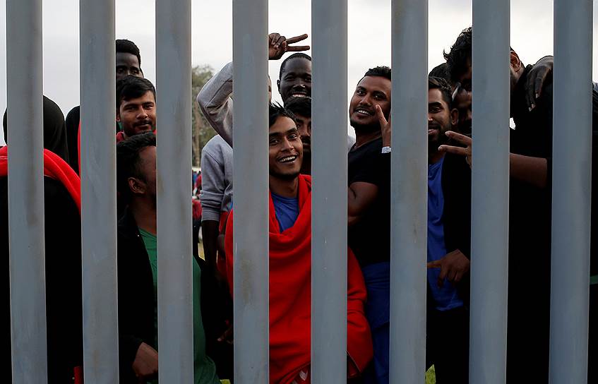 Лос-Барриос, Испания. Мигранты, спасенные в Гибралтарском проливе, разместились в спортивном центре 