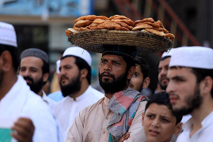 Пешавар, Пакистан. Продавец лепешек участвует в акции протеста