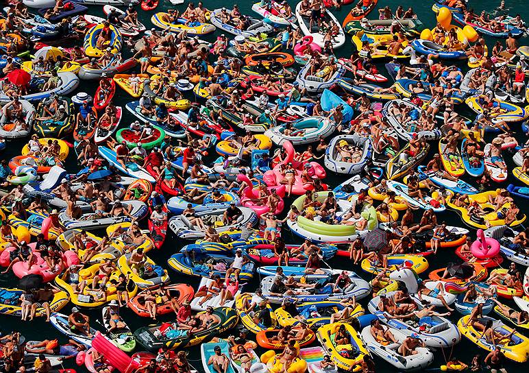 Зизикон, Швейцария. Местные жители на надувных лодках отдыхают на Фирвальдштетском озере
