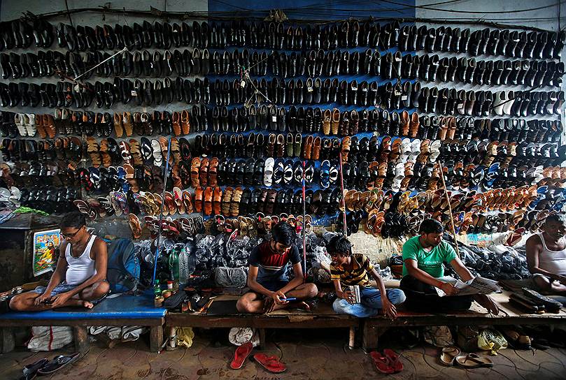 Калькутта, Индия. Продавцы в придорожной обувной лавке