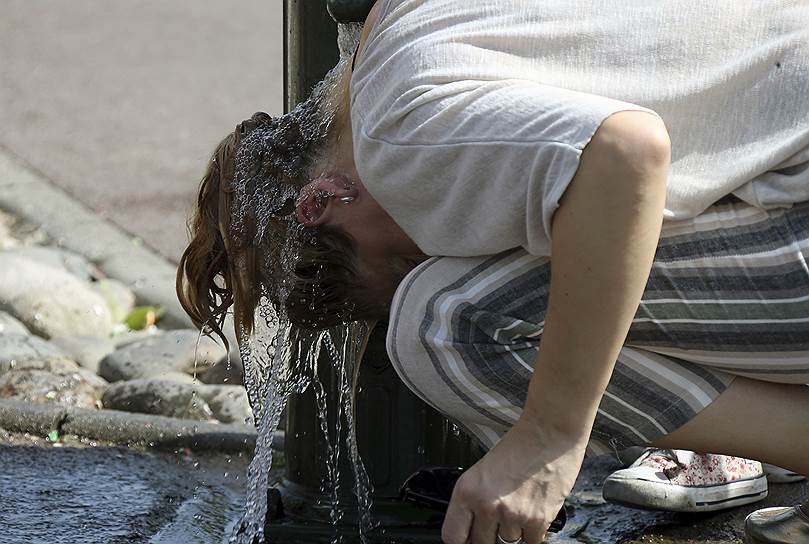 Женщина охлаждает голову во французском городе Сен-Жан-де-Люз