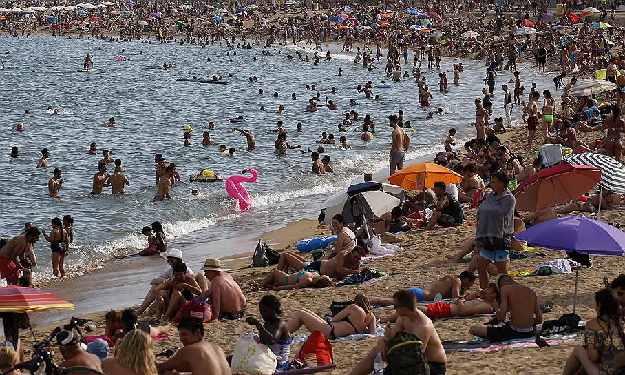 Жители Барселоны (Испания) купаются в море