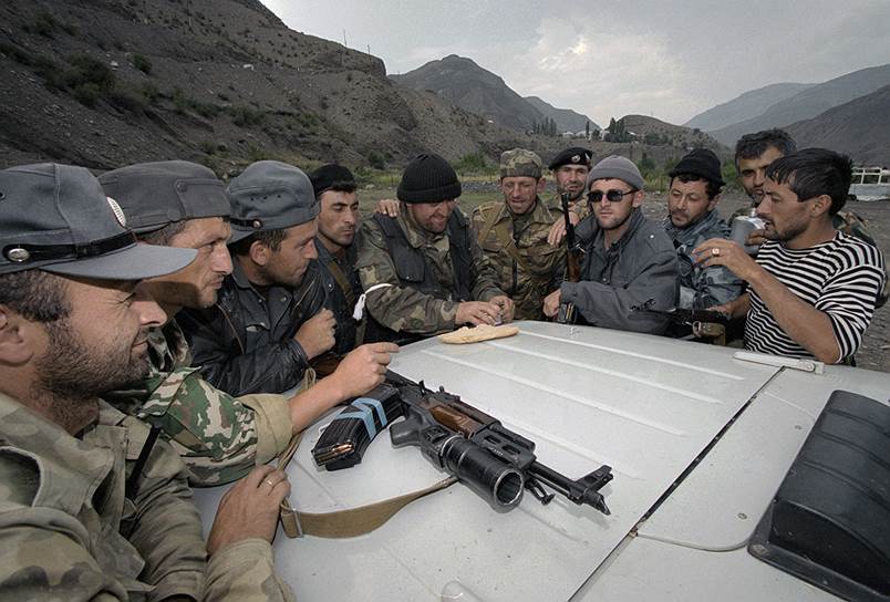 Дагестанские милиционеры во время операции по выяснению расположения позиций чеченских боевиков в Ботлихском районе республики