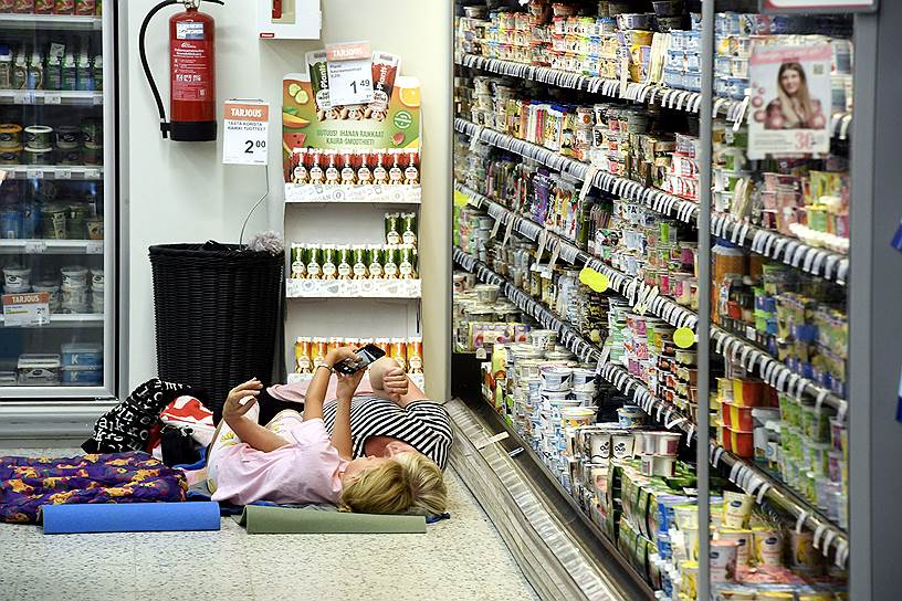 Финны в Хельсинки пережидают жару в продуктовом магазине