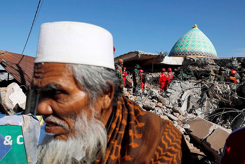 Пеменанг, Индонезия. Поиск пропавших без вести в разрушенной после землетрясения мечети