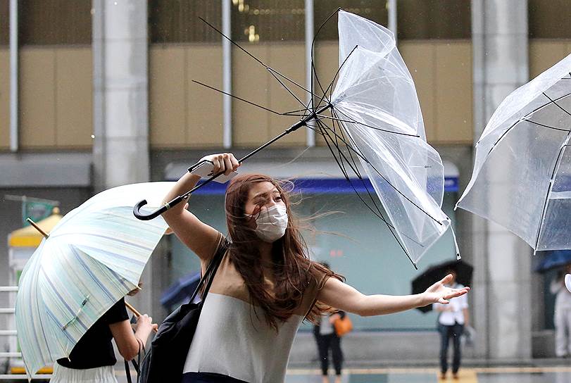 Токио, Япония. Сильный ветер и дожди сопровождают приближение к Японии тайфуна