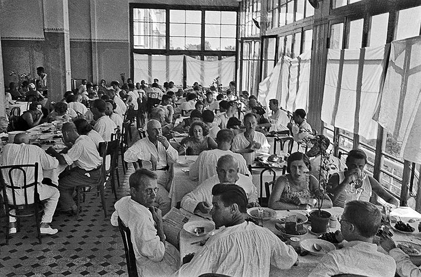 С 1931 года санаторий в Ливадии перестал быть крестьянским и отличаться по уровню обеспечения от других советских санаториев
