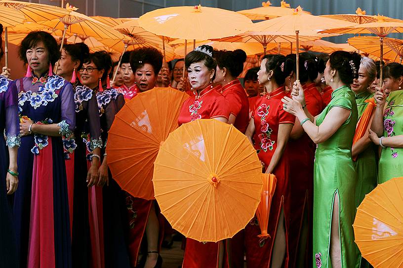 Куньмин, Китай. Девушки в традиционных китайских платьях на выставке 