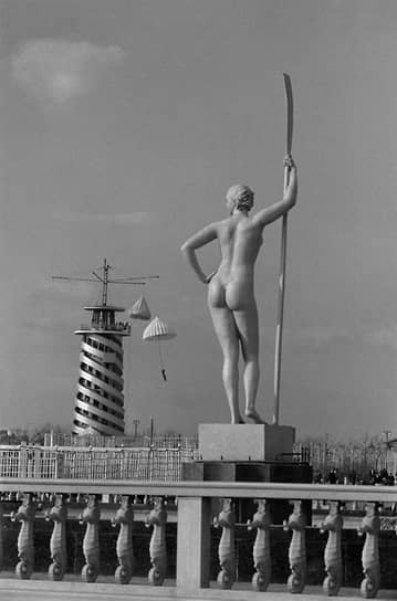 В том же году в партере парка построили большой фонтан и установили в нем скульптуру Ивана Шадра «Девушка с веслом». По задумке автора, обнаженная спортсменка должна была символизировать равенство мужчин и женщин в Советском Союзе