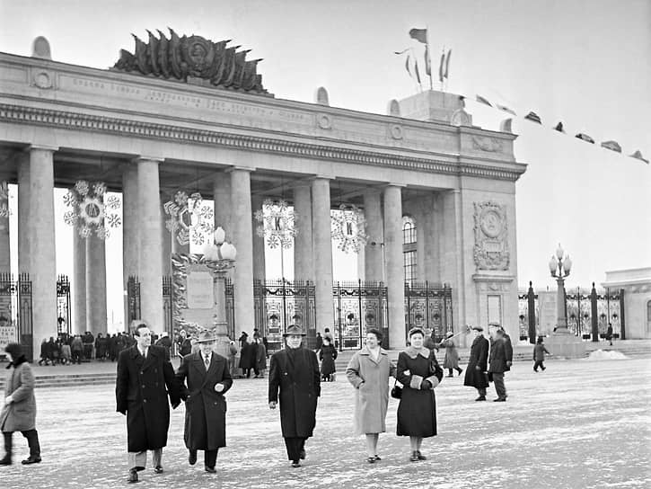 В 1955 году был построен главный вход в Парк Горького. Архитекторы Владимир Щуко и Ассен Спасов предложили построить арку высотой 18 метров, опирающуюся на 24 колонны и два боковых пилона