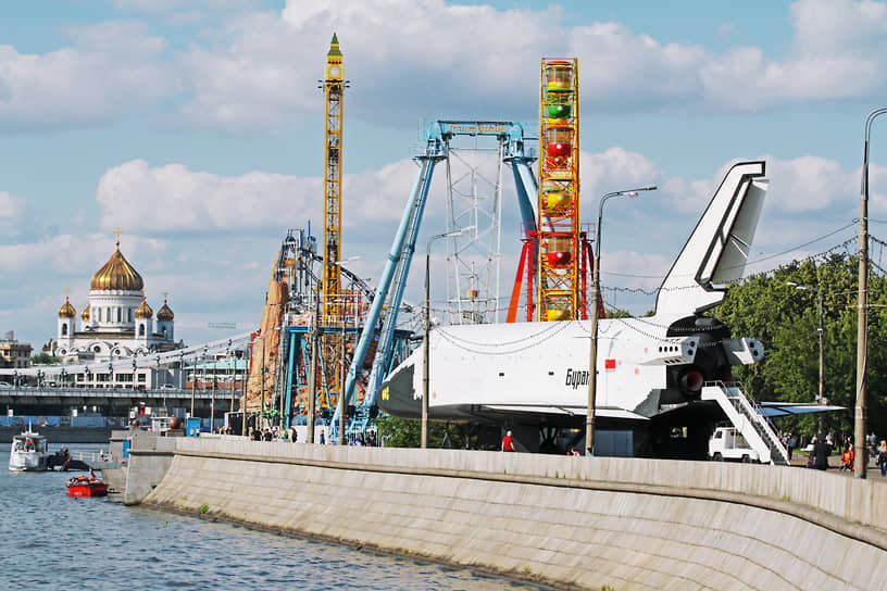 
В 1993 на Пушкинской набережной установили макет корабля «Буран», а внутри него работал научно-познавательный аттракцион
