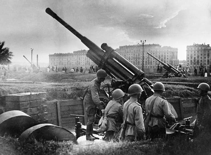 Во время обороны Москвы розарии Александра Власова стояла зенитная батарея. Поэтому в 1950 году он был перестроен: старый фонтан заменили на ажурный, созданный по проекту мастерской Виталия Долганова