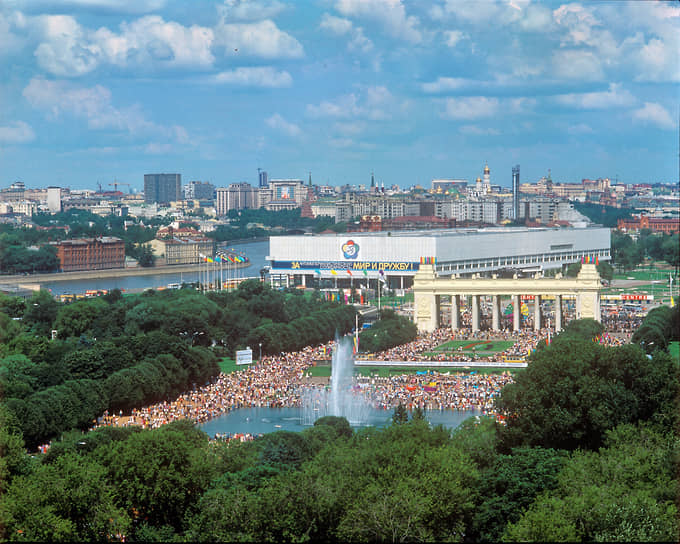 К московской Олимпиаде 1980 года в Парке Горького построили светомузыкальный фонтан. В 2001 году устаревшее оборудование фонтана полностью заменили, и он смог продолжить работу
