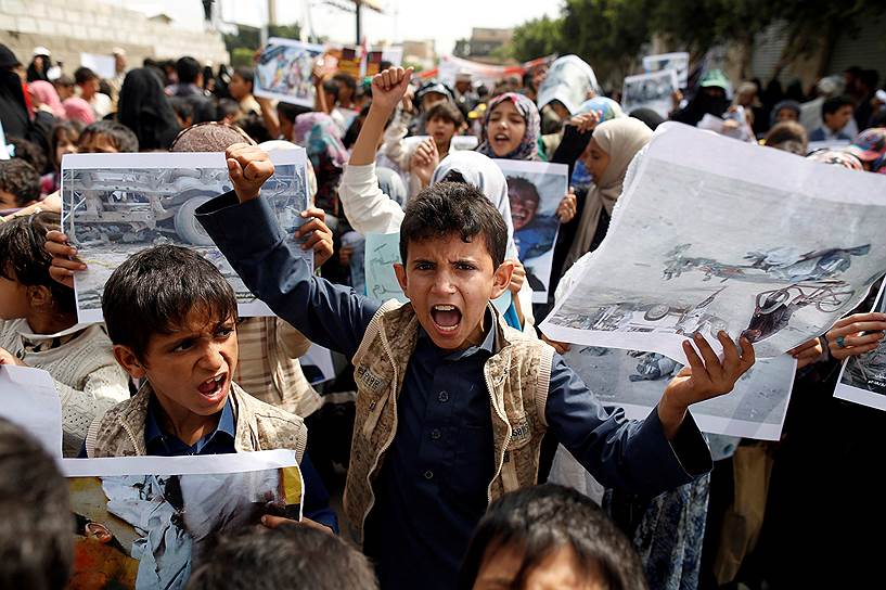 Сана, Йемен. Демонстрация детей у офиса ООН против авиаудара, убившего десятки человек