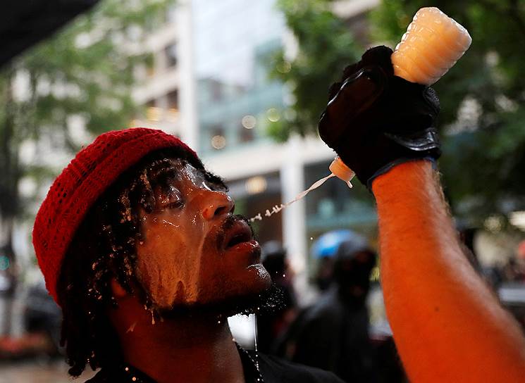 Вашингтон, США. Участник митинга против националистов, пострадавший от распыленного газа