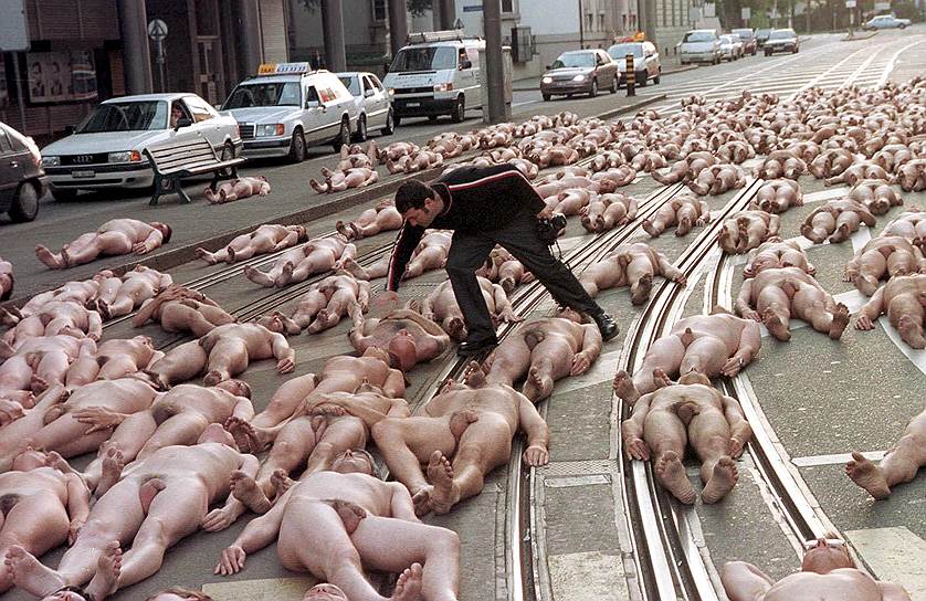 В швейцарском Базеле в 1999 году Туник без проблем мог устраивать такие инсталляции, за которые в родном Нью-Йорке его арестовывали