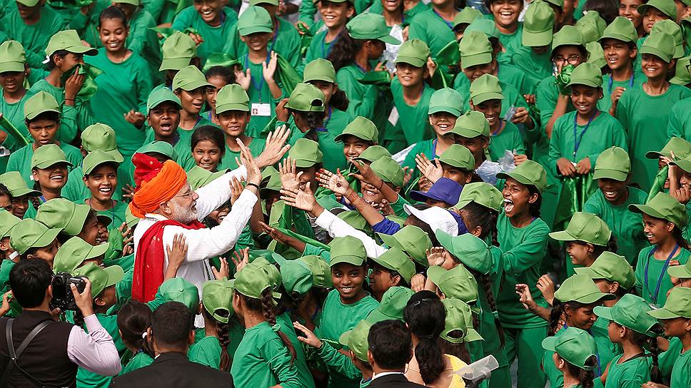 Нью-Дели, Индия. Премьер-министр Индии Нарендра Моди встречается со школьниками после обращения к нации по случаю Дня независимости