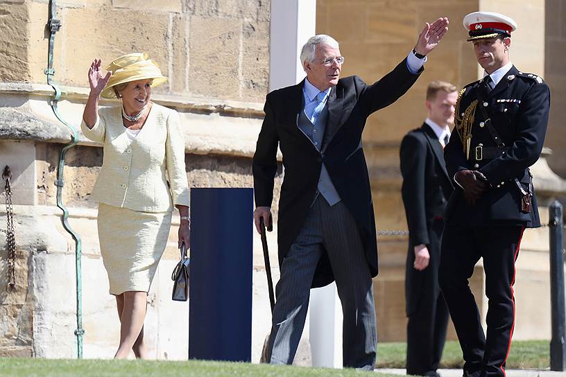 Принц Гарри и Меган Маркл решили не звать на свою свадьбу, состоявшуюся в мае 2018 года, британских и иностранных лидеров. Приглашение не получила в том числе и действующий премьер-министр страны Тереза Мэй. Однако среди гостей можно было заметить ее бывшего коллегу Джона Мейджора
&lt;br>На фото: экс-премьер-министр Великобритании Джон Мейджор (в центре) с супругой Нормой (слева)