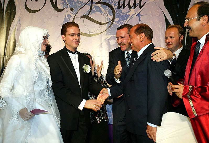 В августе 2003 года премьер-министр Италии Сильвио Берлускони оказался на свадьбе сына главы Турции не только единственным высокопоставленным гостем, но и свидетелем
&lt;br>На фото слева направо: невеста Рейван Узунер, Билал Эрдоган, премьер-министр Турции Реджеп Тайип Эрдоган, глава Италии Сильвио Берлускони