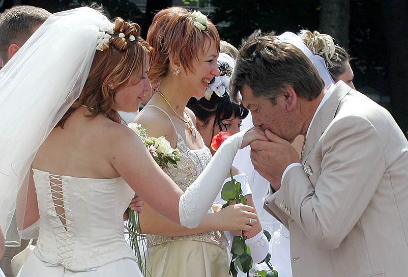 В июне 2005 года в Киеве около 200 молодоженов приняли участие в массовых свадебных торжествах. Поздравить супругов пришел тогдашний президент Украины Виктор Ющенко
&lt;br>Виктор Ющенко (справа) целует руку невесте 