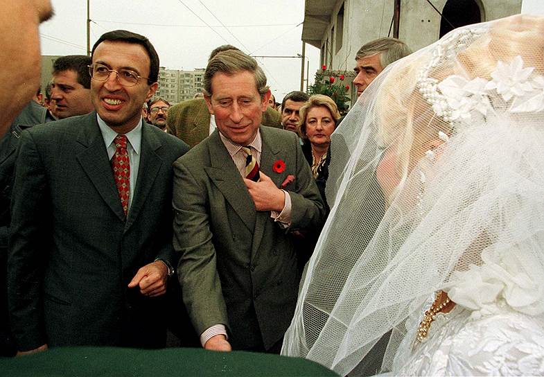 Президент Болгарии Петр Стоянов и принц Уэльский Чарльз встречают цыганскую невесту на свадебной церемонии в Пловдиве 