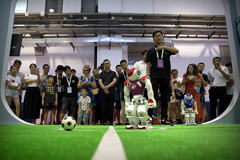 Компания Softbank представила робота-футболиста 