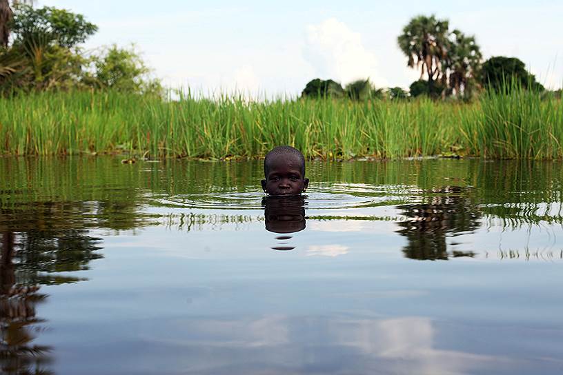 Ньяла, Южный Судан. Девочка-беженка купается в водоеме 