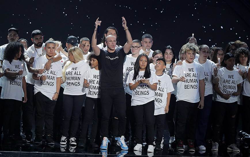 Рэпер Logic (в черной футболке) во время исполнения песни «One Day»
