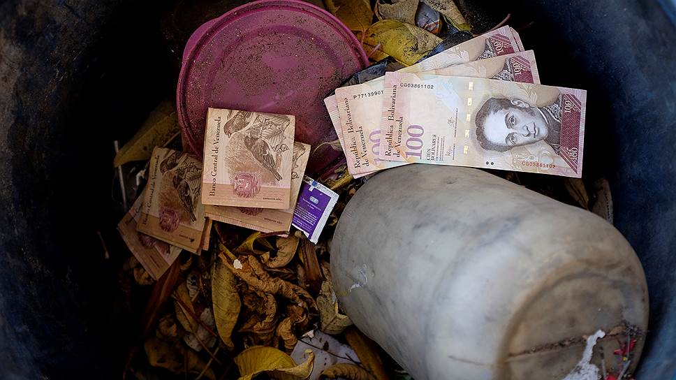 Каракас, Венесуэла. Обесценившиеся купюры в 100 боливар в мусорном ведре