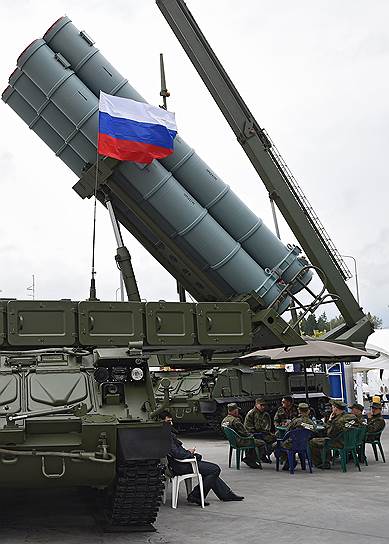 Концерн воздушно-космической обороны «Алмаз-Антей» представил в открытой экспозиции зенитный ракетный комплекс 9К317М «Бук-М3». Он поступает на вооружение российской армии с 2016 года. Ранее он демонстрировался только в закрытой экспозиции