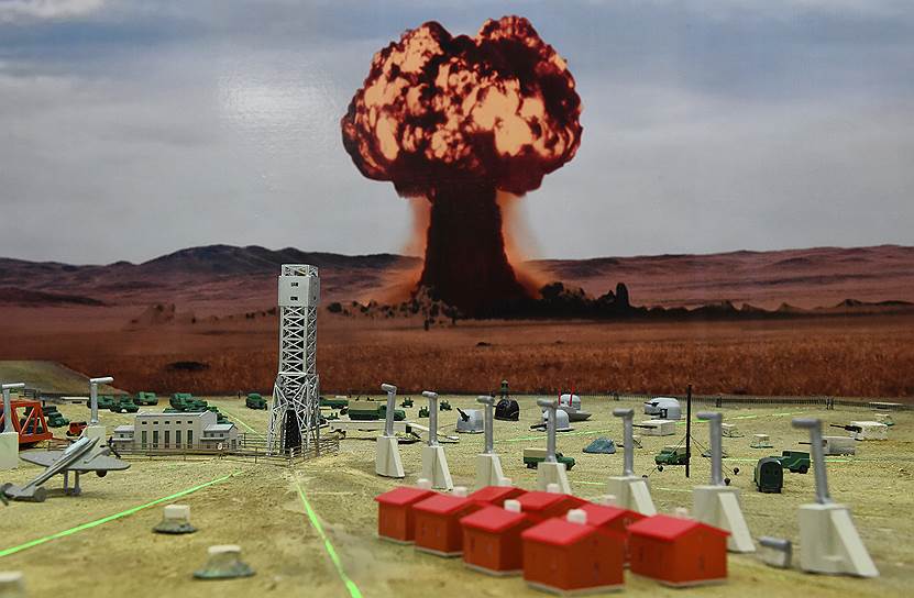 Диорама в музее изображает «город обреченных», на котором испытывалась сила ядерного взрыва