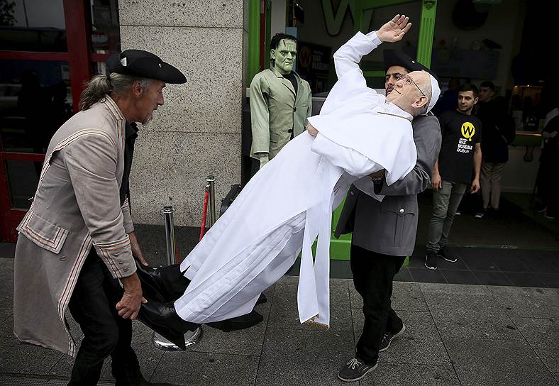 Дублин, Ирландия. Восковую статую папы римского Франциска несут в Национальный музей восковых фигур
