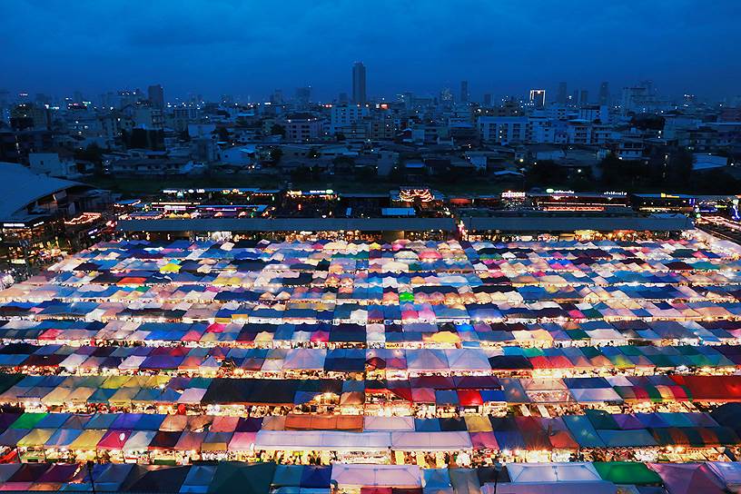 Бангкок, Таиланд. Торговые ряды ночного рынка
