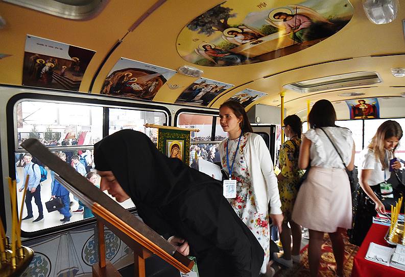 Москва. Участники Международного православного молодежного  форума в автобусе, расположенном на ВДНХ 