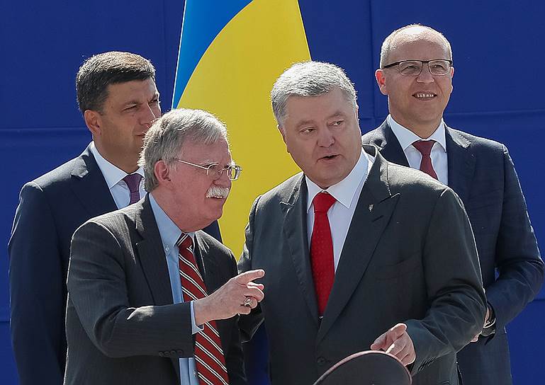 Помощник президента США Джон Болтон (слева) и президент Украины Петр Порошенко