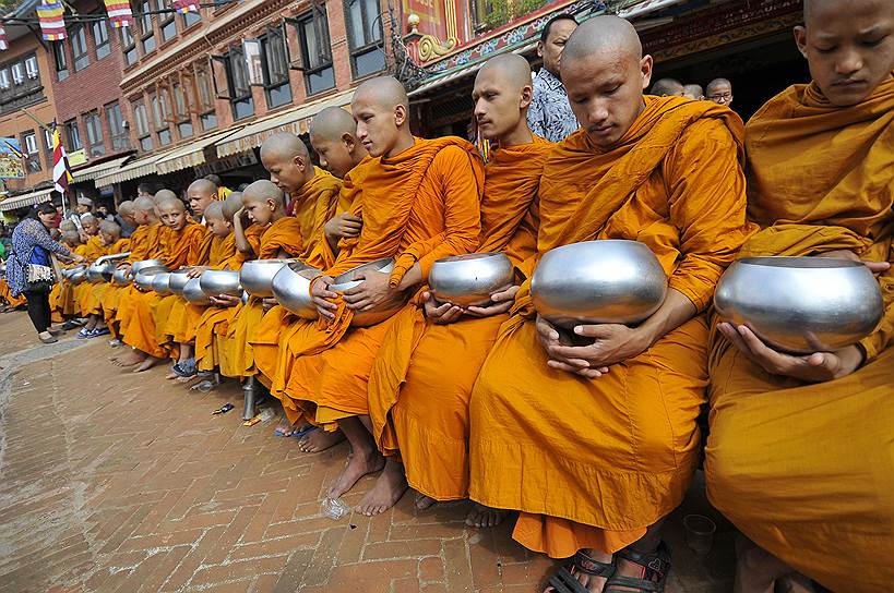 Праздники приносят буддийским монастырям миллионы долларов в виде пожертвований