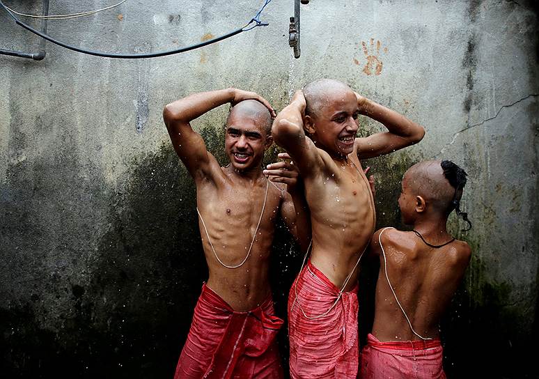 Катманду, Непал. Индуистские священнослужители совершают омовение во время религиозного фестиваля