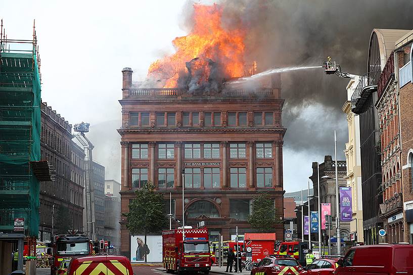 Белфаст, Северная Ирландия, Великобритания. Пожар в историческом здании Bank Buildings 