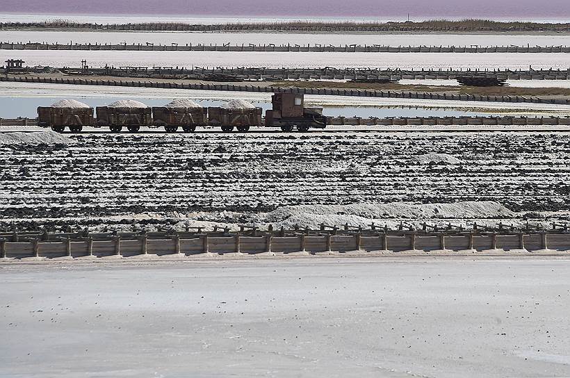 Крым, Россия. Транспортировка розовой соли, выпаренной из морской воды озера Сасык-Сиваш под Евпаторией