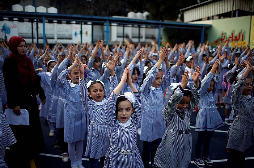 Сектор Газа. Палестинские девочки делают зарядку в школе, организованной под эгидой ООН
