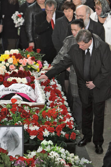 7 октября 2006 года Анна Политковская была убита в подъезде собственного дома на Лесной улице в Москве. Рядом с телом был обнаружен пистолет Макарова и четыре гильзы. 10 октября журналистка и правозащитница была похоронена на столичном Троекуровском кладбище