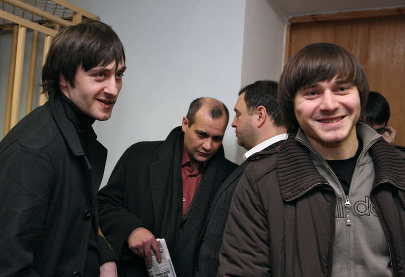 19 февраля 2008 года обвиняемые были оправданы присяжными и освобождены из-под стражи, но позже Военная коллегия Верховного суда по ходатайству Генпрокуратуры отменила оправдательный приговор из-за «многочисленных нарушений»&lt;br>
На фото: Ибрагим Махмудов (слева), Сергей Хаджикурбанов (второй слева) и Джабраил Махмудов (справа)
