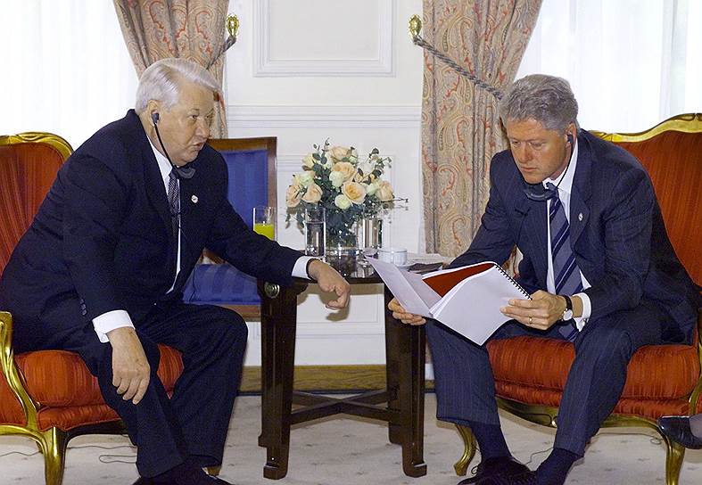 Президент России Борис Ельцин (слева) и президент США Билл Клинтон в Стамбуле 18 ноября 1999 года