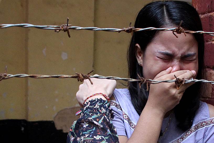 Янгон, Мьянма. Жена журналиста Reuters Сое Оо на заседании суда, где ее мужа приговорили к семи годам лишения свободы за разглашение гостайны